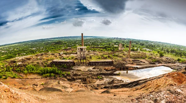 Usine abandonnée sur fond de nature — Photo