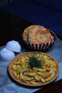 Kızarmış sebzeli mangal kömürünün üstünde ızgara kebap hazır. Metal şiş üzerinde ızgara domuz eti..