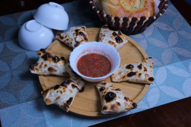 Kızarmış sebzeli mangal kömürünün üstünde ızgara kebap hazır. Metal şiş üzerinde ızgara domuz eti..