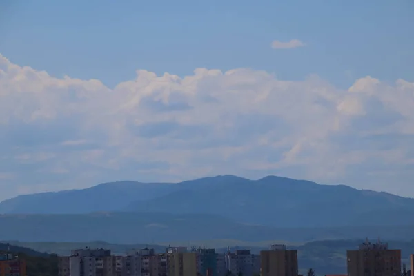 Las Montañas Las Nubes Borde Barrio Europa Del Este Día — Foto de Stock