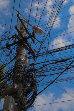 Büyük bir şehirde kaos telleri. Kargaşaya yakın çekim.