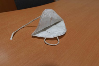 Tıbbi bir maskenin arkası olan KN95 'in fotokopi alanı olan bir ofis arka planı..