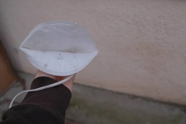 Hand Mit Medizinischer Maske Die Das Schmutzige Hinterteil Zeigt Nachdem — Stockfoto