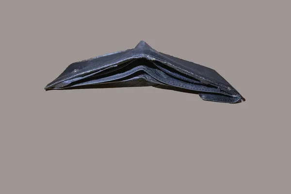 コピースペースとグレーの背景に隔離された古い革財布 — ストック写真