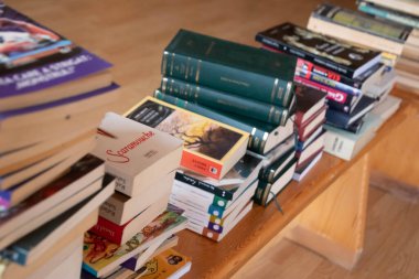 Ahşap arka planda bir sürü yeni kitap