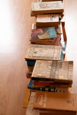 Tepeden kopyalanmış eski kitap stokları