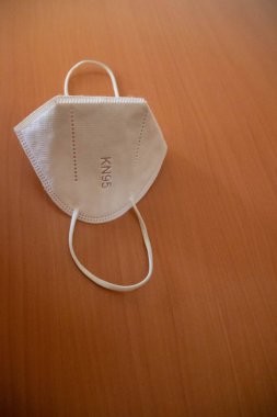 Açılan maskenin yan görünümü ve soluk arkaplan üzerine boşluk kopyala