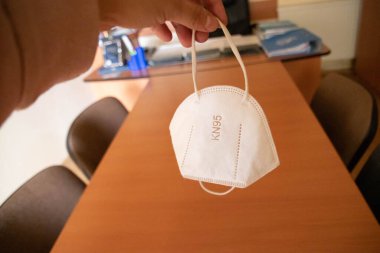 Kopya alanı olan el ve maske ve ofis arkaplanı