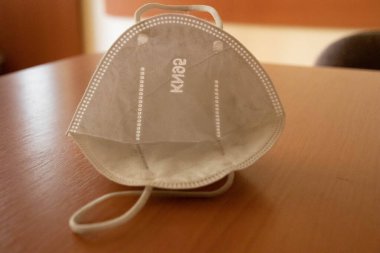 Ofisteki çok kirli 4 katmanlı anti virüs maskesini kapatın.