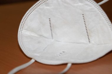 Sadece bir KN95 maskesinin arkası yakınlaştır