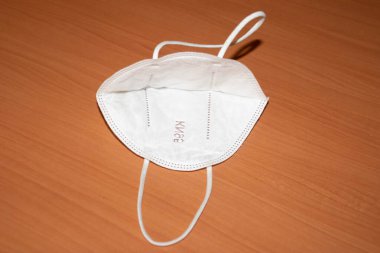 Tıbbi bir maskenin arkası olan KN95 'in fotokopi alanı olan bir ofis arka planı..