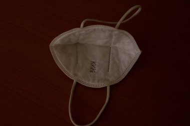 Arka tarafın KN95 maskesine yakın plan.