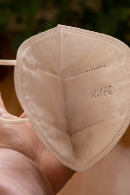 Kullanılmış bir KN95 maskesi. Yakın plan