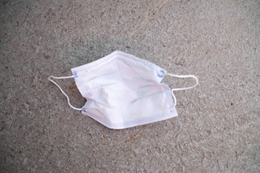 Bir ameliyat maskesini kapat ve baş aşağı yere at.