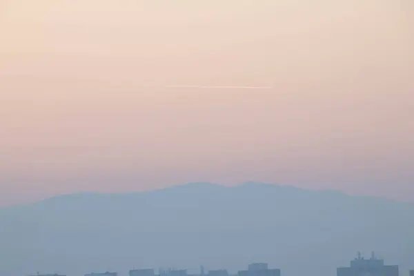 Kullen Och Den Gyllene Himlen Med Dimma — Stockfoto