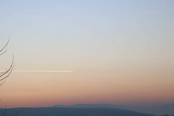 Een Prachtig Spoor Van Vliegtuig Een Lucht Gradiënt Tijdens Zonsondergang — Stockfoto