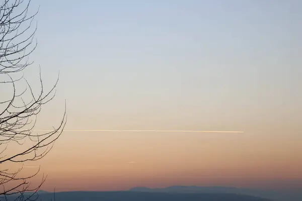 Schöner Sonnenuntergang Mit Einer Spur Von Flugzeug — Stockfoto