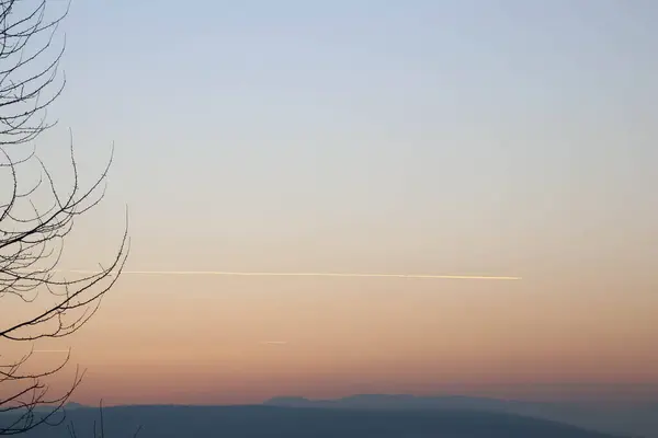 Koele Gradiënt Zonsondergang Met Spoor Van Vlak — Stockfoto