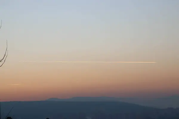 Lugn Bild Himlen Solnedgången Över Berg Med Spår Plan — Stockfoto