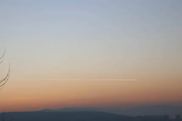 Landschap Van Een Dramatische Lucht Boven Stad — Stockfoto