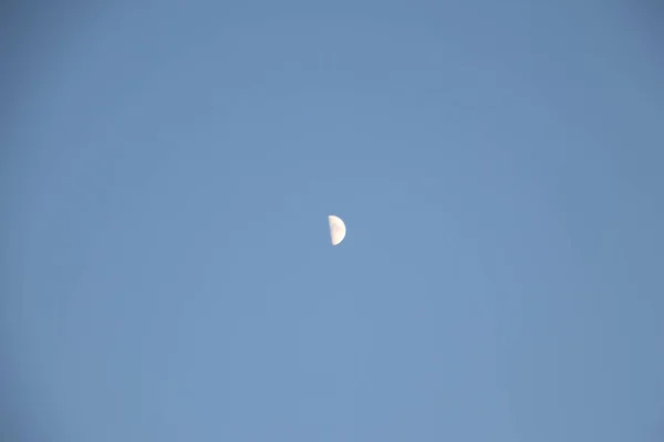 Meia Lua Durante Dia Céu Azul Espaço Cópia — Fotografia de Stock