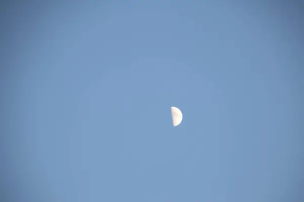 Mond Und Blauer Himmel Kopieren Den Weltraum — Stockfoto