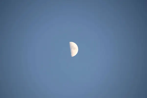 Primo Piano Mezza Luna Durante Tempo Dire Con Cielo Azzurro — Foto Stock