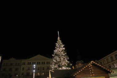 Panayırdaki Noel ağacı.