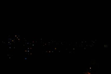 Kopyalama alanı olan karanlık bir arkaplanda parlıyor.