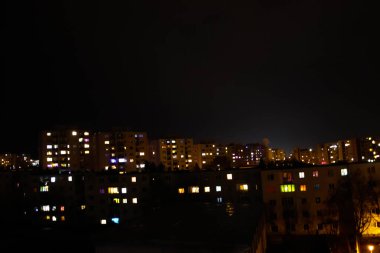 Gece vakti gökdelen. Güzel gece ışığı.