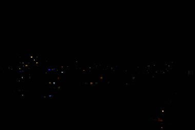 Gece karanlığında ışıklar.