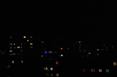 Siyah arkaplanda farklı renkler.