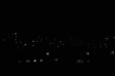 Karanlık bir gökyüzünde fotokopi alanı olan ışıklar.