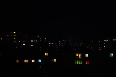 Bir şehrin gece karanlığında farklı renkleri kapat.