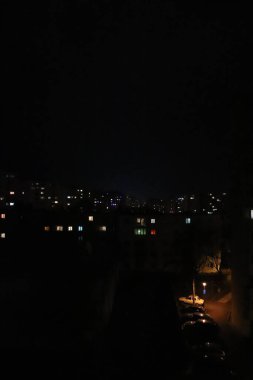 Geceleri aydınlatılmış pencerelere benzeyen kusursuz bir illüstrasyon