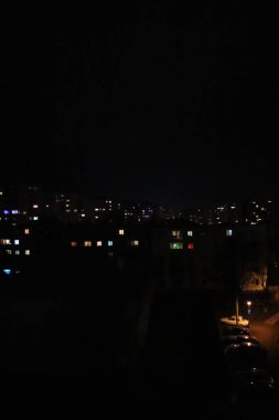 Geceleri binalar ve eski arabalar..