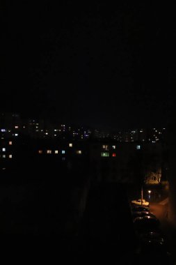 Gece ve otoparkta pencereler