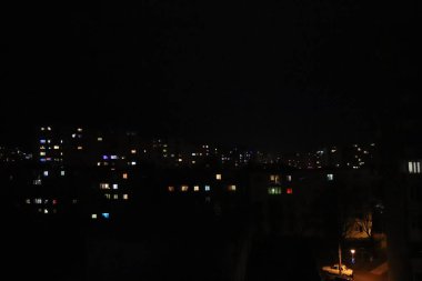 Gece ve klasik araba boyunca güzel pencere renkleri