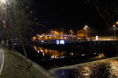 Bir köprünün gece manzarası