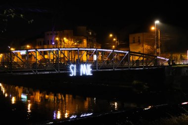 Köprünün gece vakti güzel bir çekim.