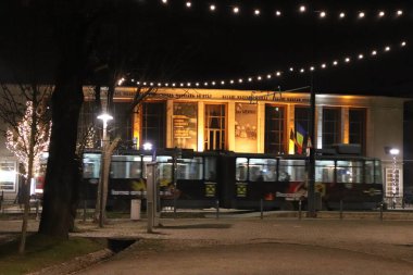 İnanılmaz aydınlanmış tiyatro akşamı.