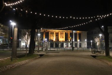 Şaşırtıcı aydınlanma gecesi.