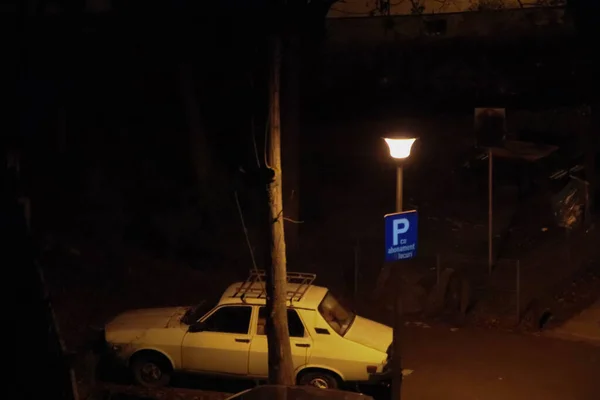 夜間駐車場でのヴィンテージカー — ストック写真