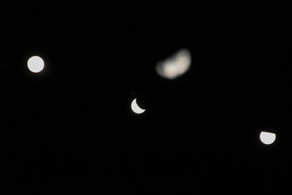夜间的月亮和灯光 — 图库照片