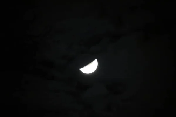 月亮和云彩在它的照耀下 — 图库照片