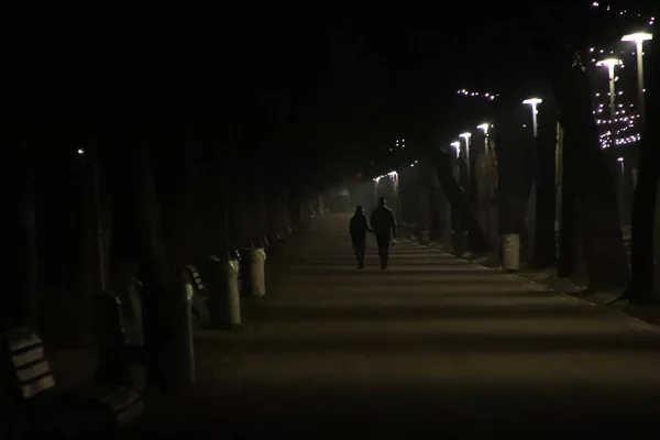 Gece Vakti Bir Park Sokağındaki Insanları Kapatın — Stok fotoğraf