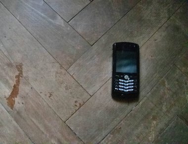 Bir ahşap dokuda mobil vintage düğme telefonu