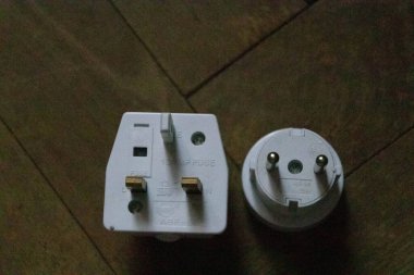 İngiltere ve AB buji adaptörü ahşap arka planda üst görünüm