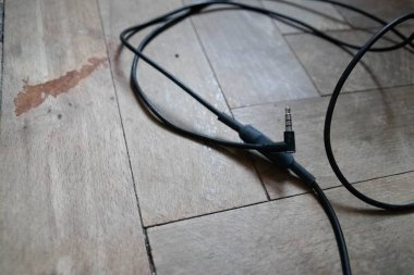 Yerdeki kulaklıklardan kablo sökücü..