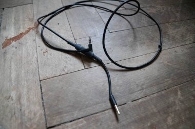 Evin zeminine atılan kulaklığın kablosu..